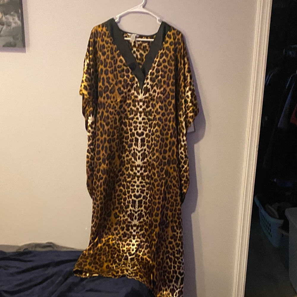 Elegant Leopard Print Women's Robe
